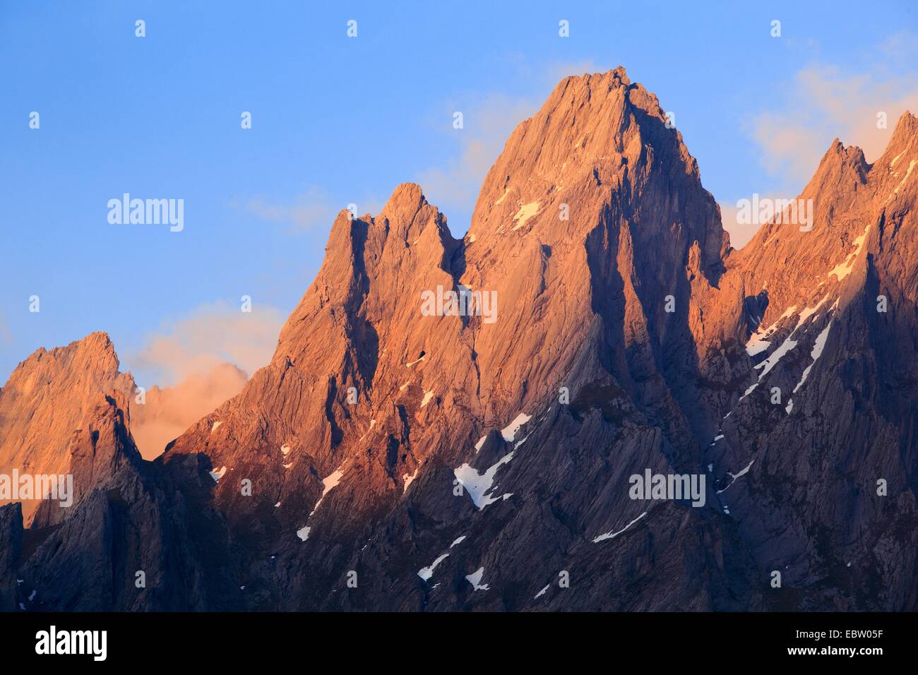 La gamma della montagna "Engelhoerner' nel post-incandescenza, Svizzera Oberland bernese Foto Stock