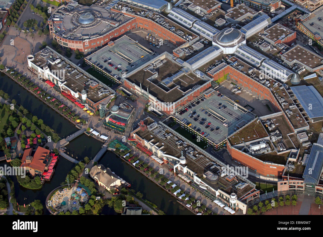 CentrO Oberhausen con cibo Concourse, il canale e giardino giapponese, in Germania, in Renania settentrionale-Vestfalia, la zona della Ruhr, Oberhausen Foto Stock