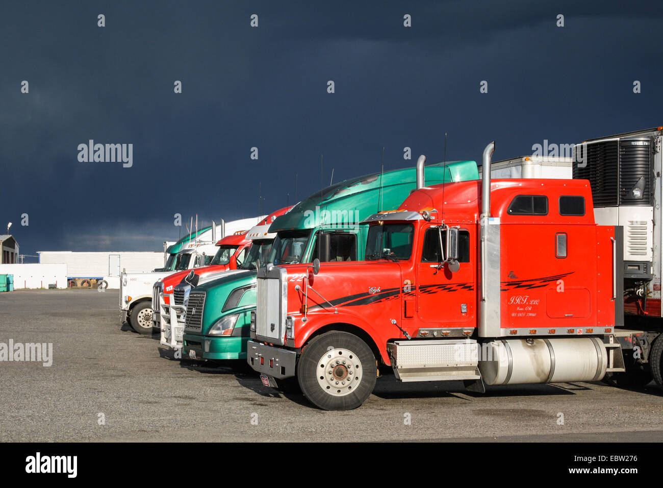 Semi camion e Dark nuvole temporalesche a battenti J Travel Plaza, Pasco, WA 99301, Stati Uniti. arresto carrello. Foto Stock
