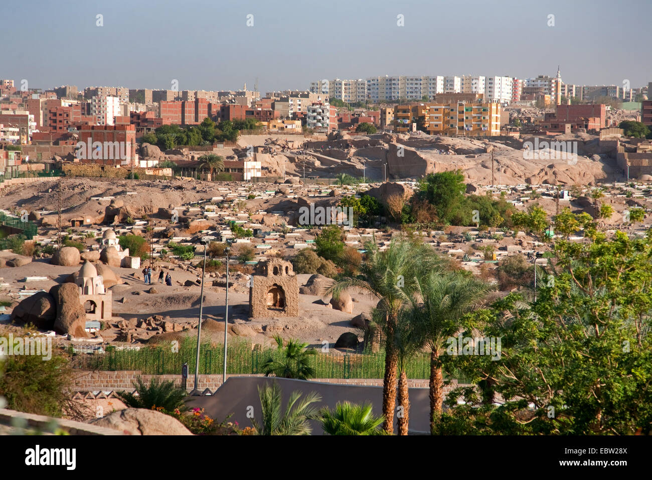 Vista dal giardino del museo di Nubia al cimitero di Fatimid, Egitto, Assuan Foto Stock