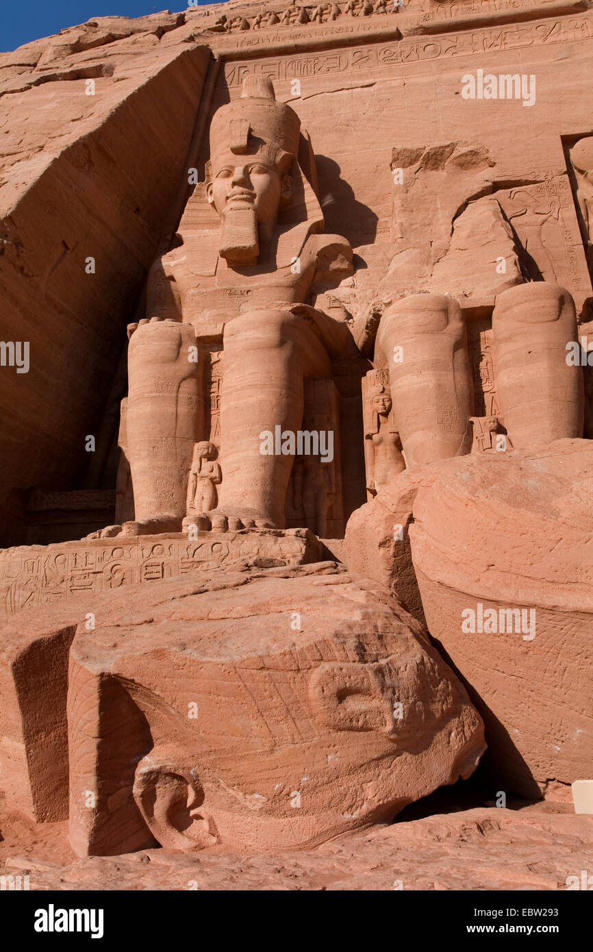 Dettaglio di colossali statue di Ramesse II ad Abu Simbel tempio, Egitto, Abu Simbel Foto Stock