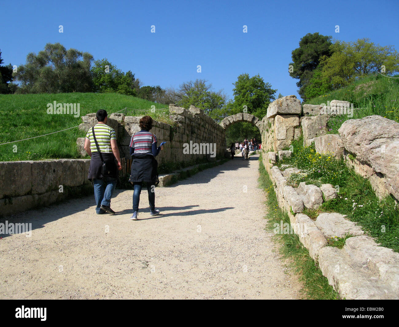 Tourist all'antico stadio di Olympia, Grecia, Peloponnes, Olympia Foto Stock