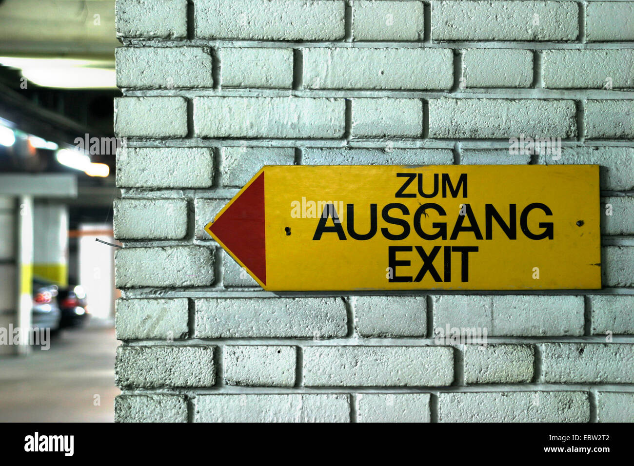 Segno "Zum Ausgang, uscita, Austria Foto Stock