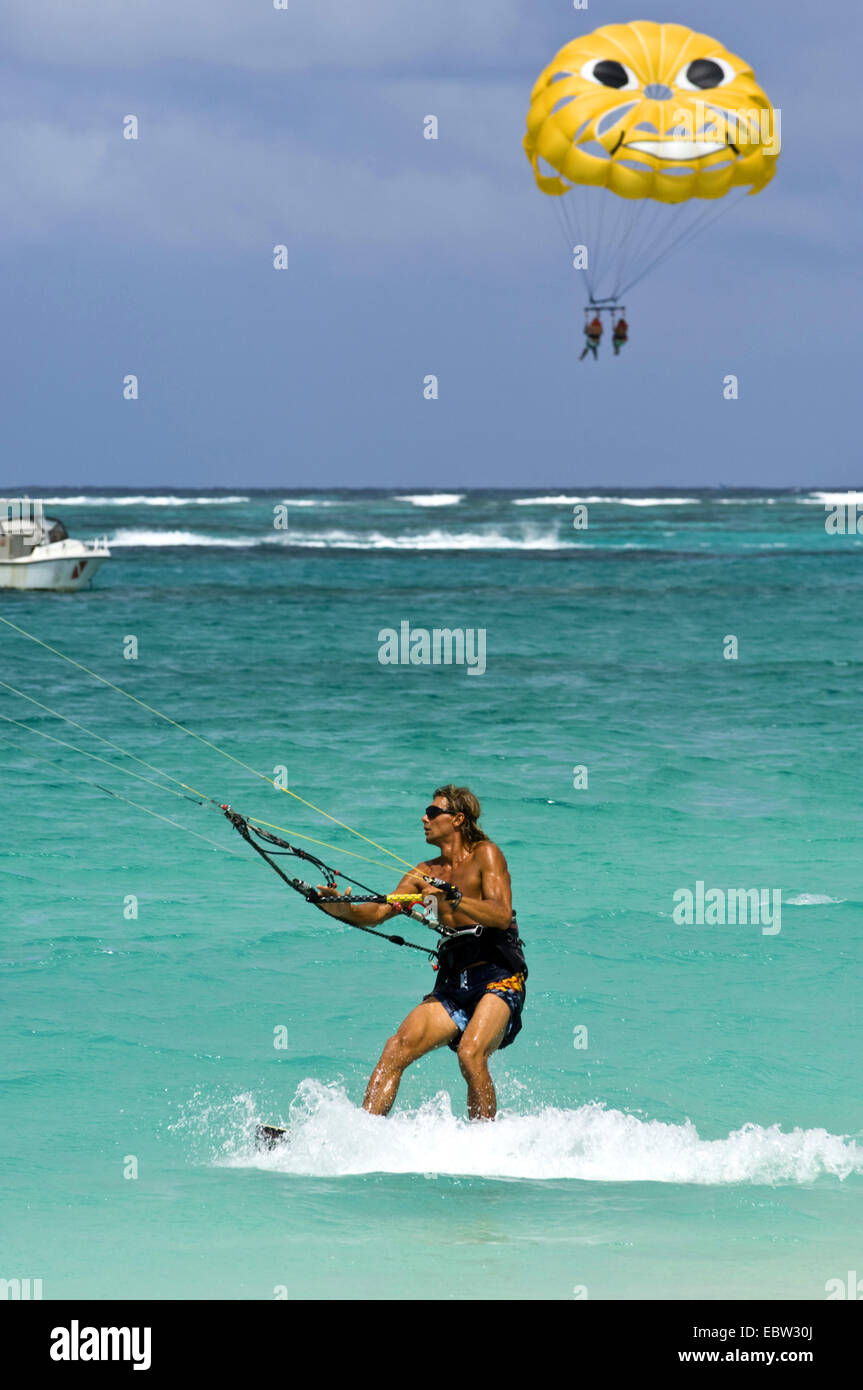 Il Kitesurf o kitesurf in Orient Beach, Saint Martin Foto Stock