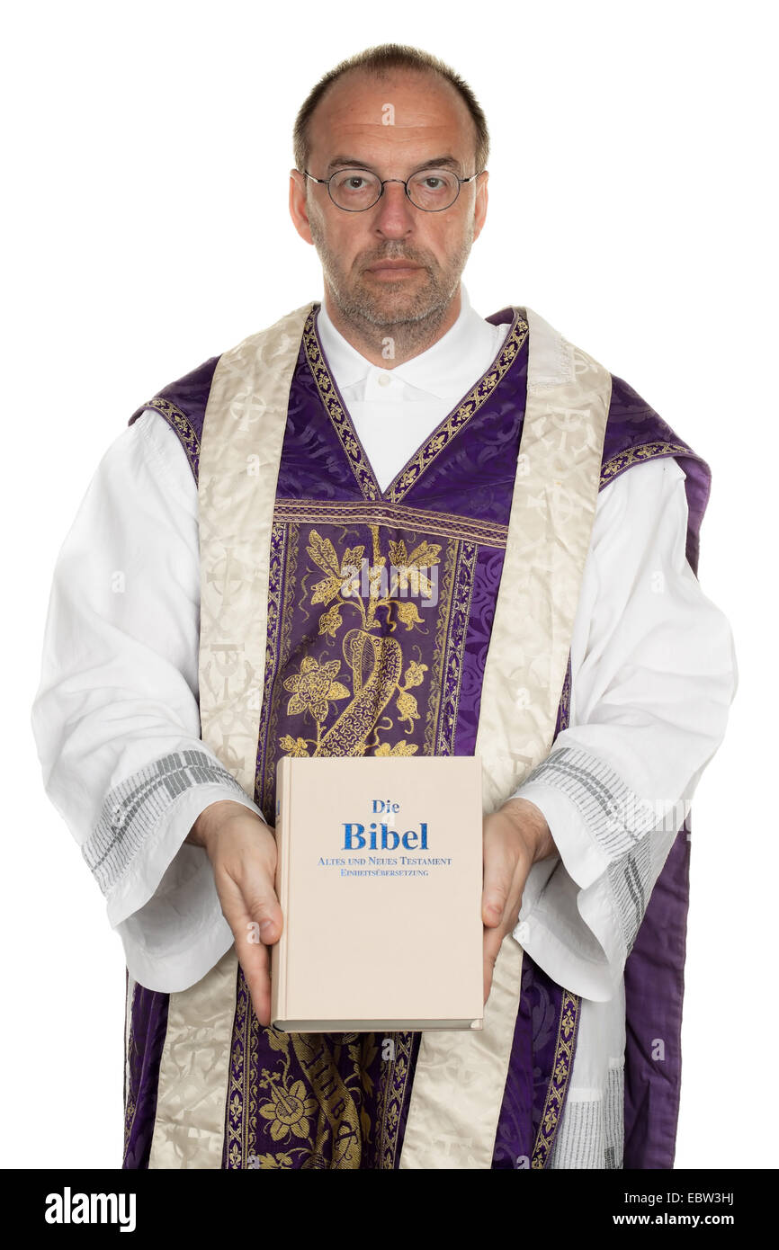 Sacerdote cattolico con la Bibbia in mano Foto Stock