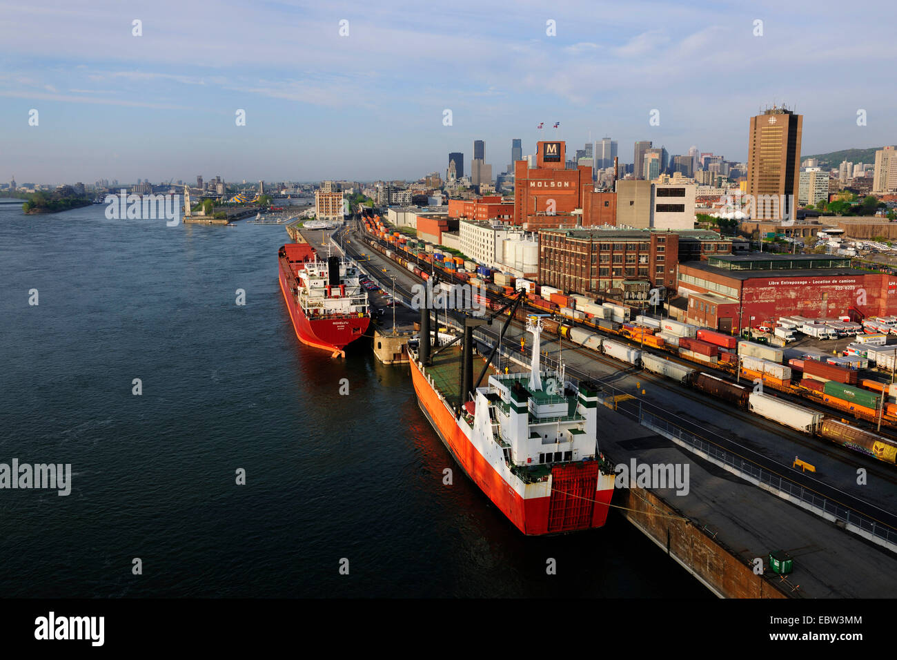 Porto e la skyline di Montreal al fiume San Lorenzo, Canada, Québec, Montreal Foto Stock