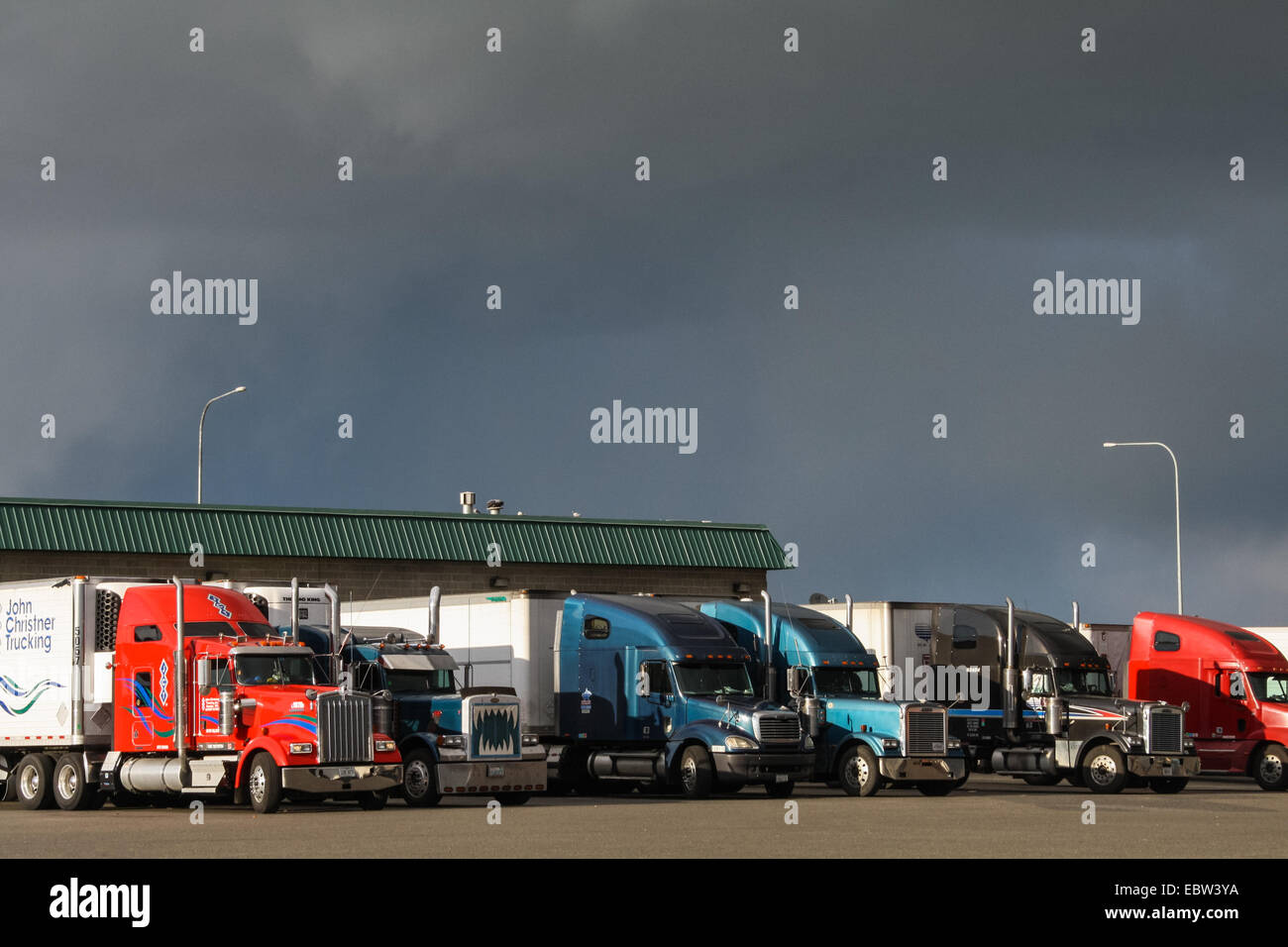 Semi camion e Dark nuvole temporalesche a battenti J Travel Plaza, Pasco, WA 99301, Stati Uniti. arresto carrello. Foto Stock