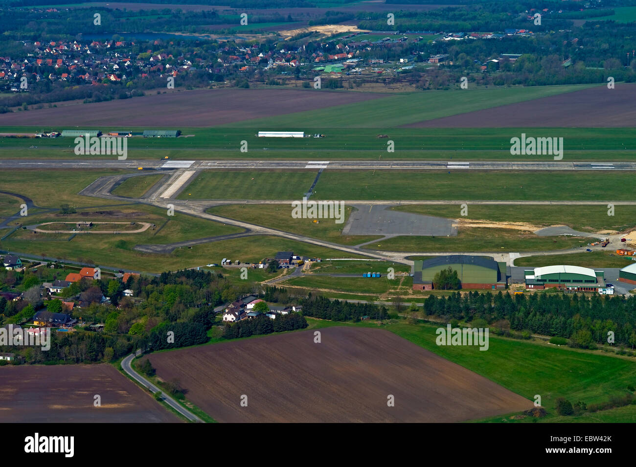 Vista aerea dell'aeroporto Nordholz e delle piste di atterraggio e di decollo, Germania, Bassa Sassonia Foto Stock