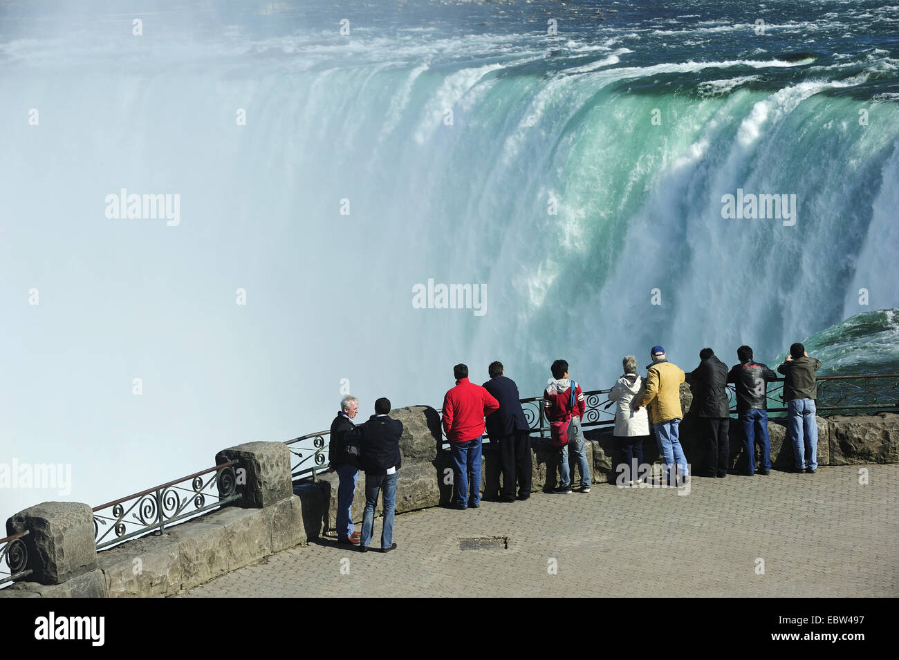 Tourist sulla visualizzazione di piattaforme a Cascate del Niagara, Canada Ontario, Niagara Foto Stock
