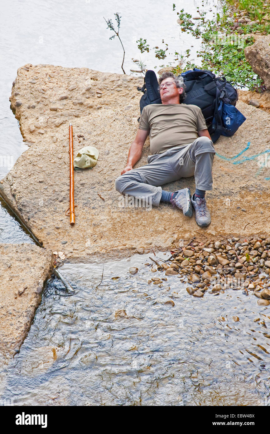 Pellegrino sulla via di San Giacomo a strada tra San Nicolßs del Real Camino e Sahag·n, non disponibile per consulenza, Spagna, Kastilien und Le¾n Foto Stock