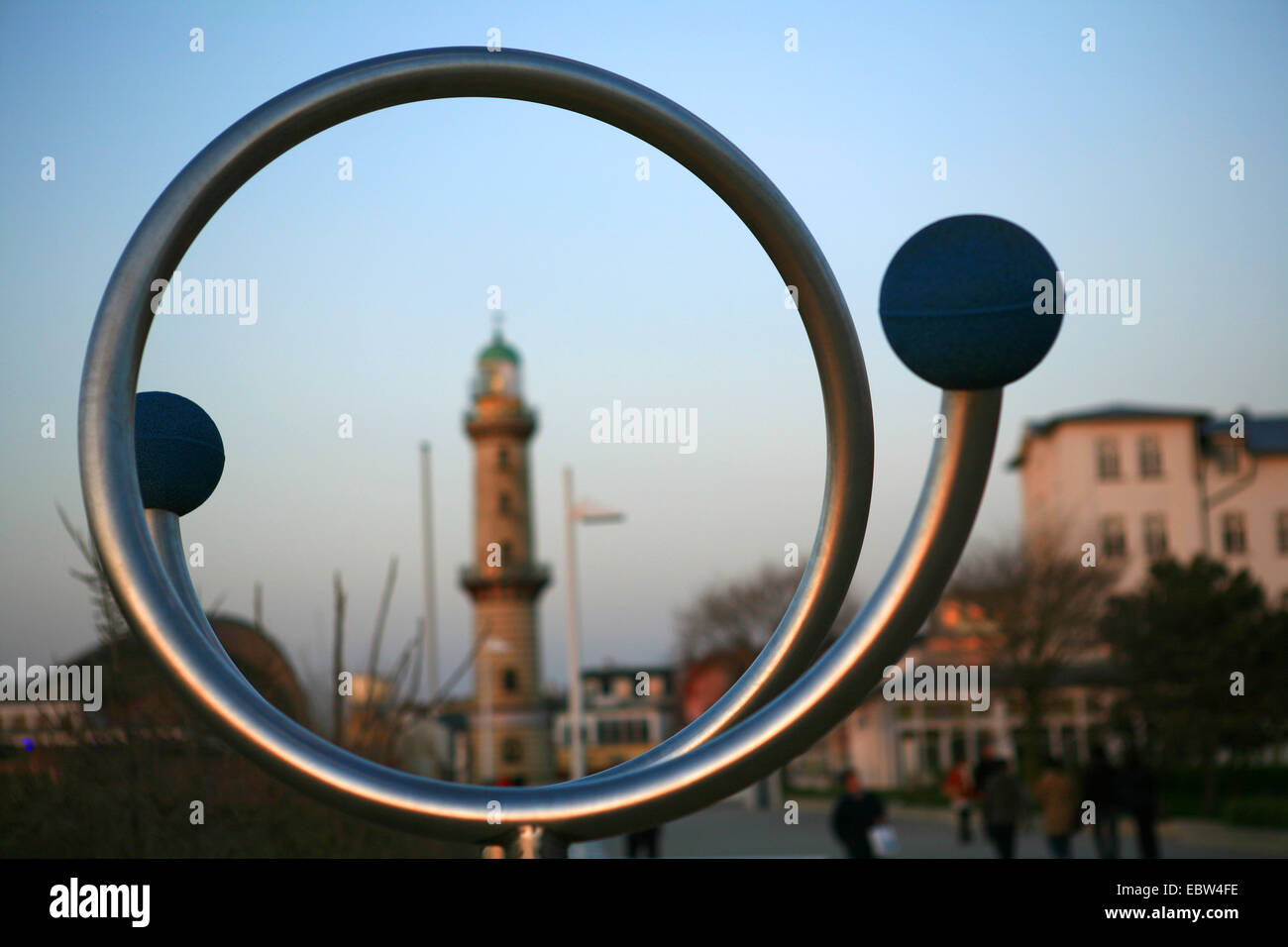 Vista attraverso il lavoro di arte al vecchio faro di Esplanade, Germania, Meclemburgo-Pomerania, Warnemuende, Rostock Foto Stock