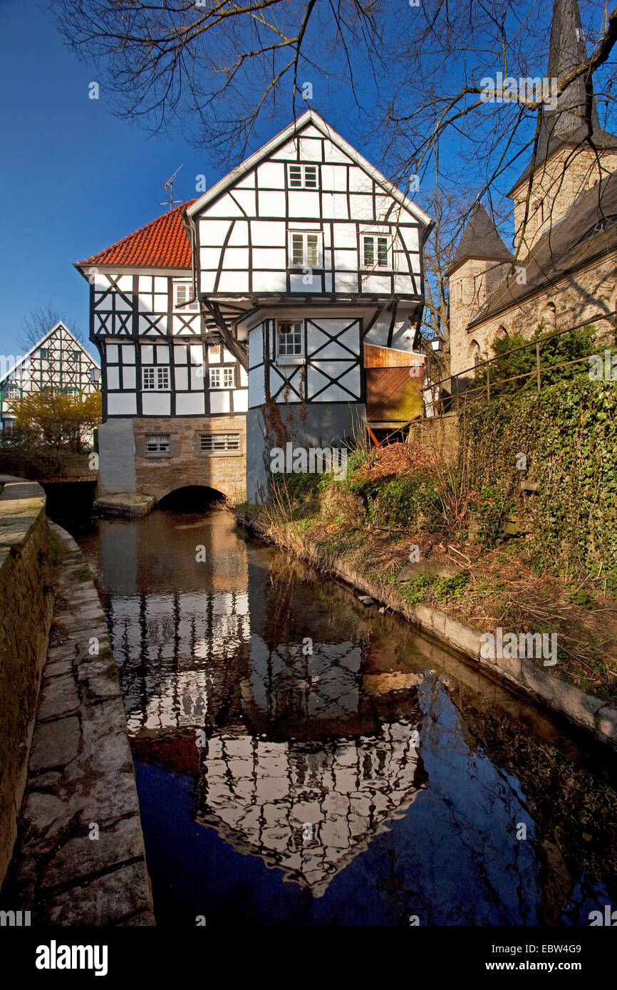 Villaggio storico con casa in legno, la chiesa e il fiume Elbsche, in Germania, in Renania settentrionale-Vestfalia, la zona della Ruhr, Wetter/Ruhr Foto Stock