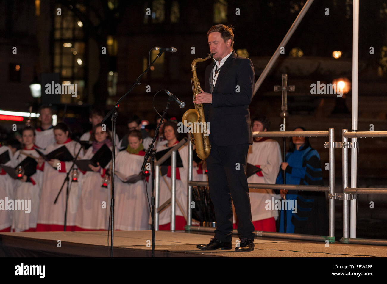 Londra, Regno Unito. 4 dicembre, 2014. L annuale albero di Natale cerimonia di illuminazione avviene in Trafalgar Square. La struttura ad albero viene donata dalla città di Oslo per il popolo di Londra ogni anno come segno di gratitudine per la Gran Bretagna è il sostegno durante la Seconda Guerra Mondiale. Nella foto: norvegese cantante e sassofonista Håkon Kornstad esegue. Credito: Stephen Chung/Alamy Live News Foto Stock