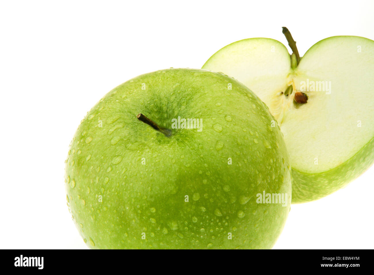 Apple (malus domestica), mela verde con gocce d'acqua, Granny Smith Foto Stock