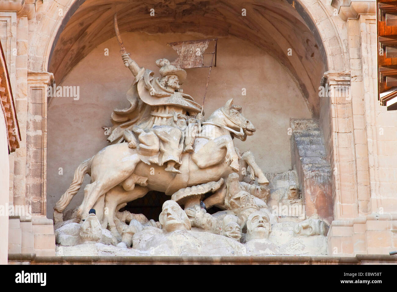 Statua di San Giacomo mostrato come 'Matamoros' su un cavallo con una spada legata a uccidere Mori, Spagna, paese basco, La Rioja, Logroño con prezzi economici±0 Foto Stock