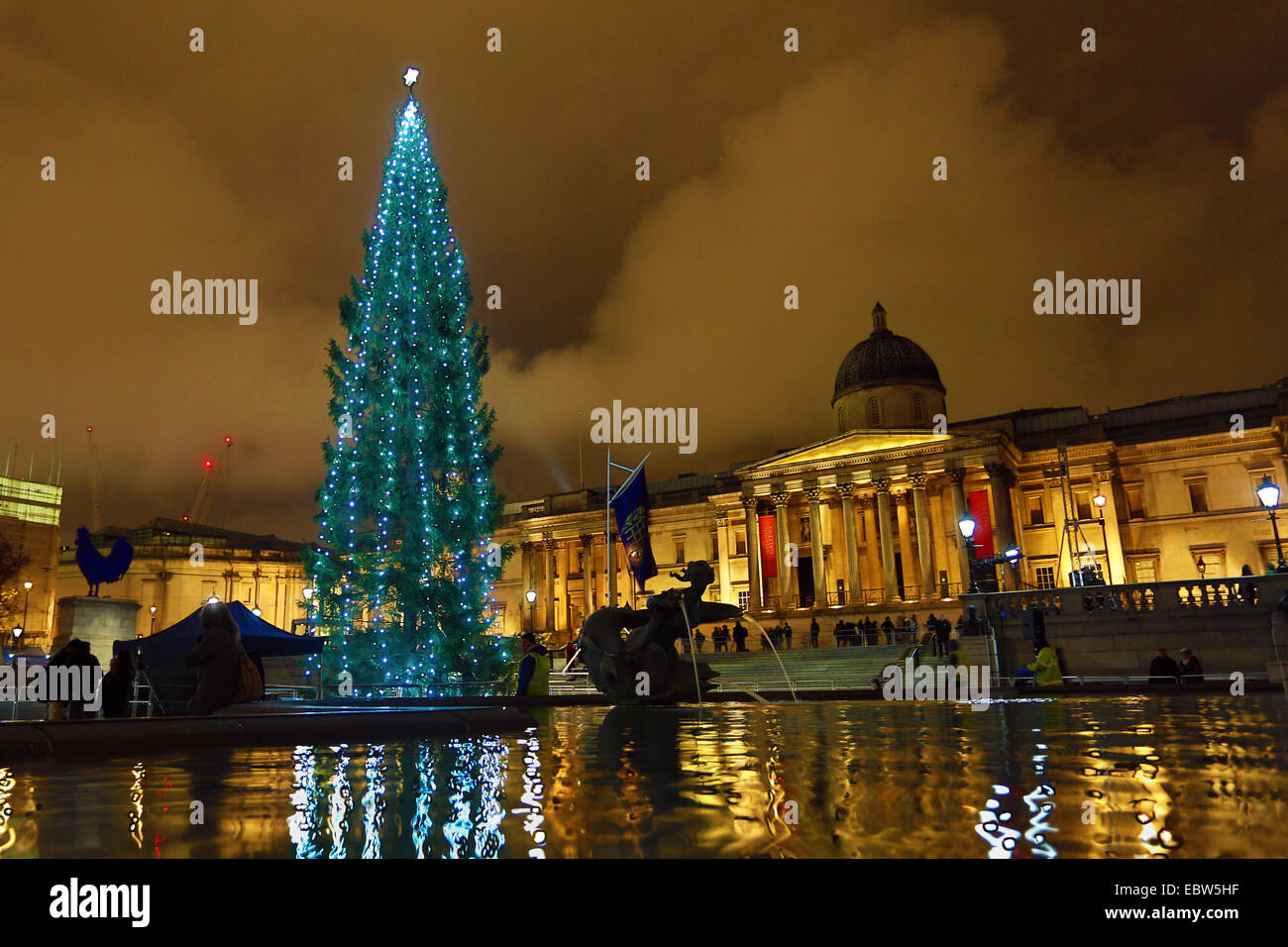 Londra, Regno Unito. Il 4 dicembre 2014. Illuminazione di Trafalgar Square albero di Natale luci in Trafalgar Square a Londra, Inghilterra Credito: Paul Brown/Alamy Live News Foto Stock