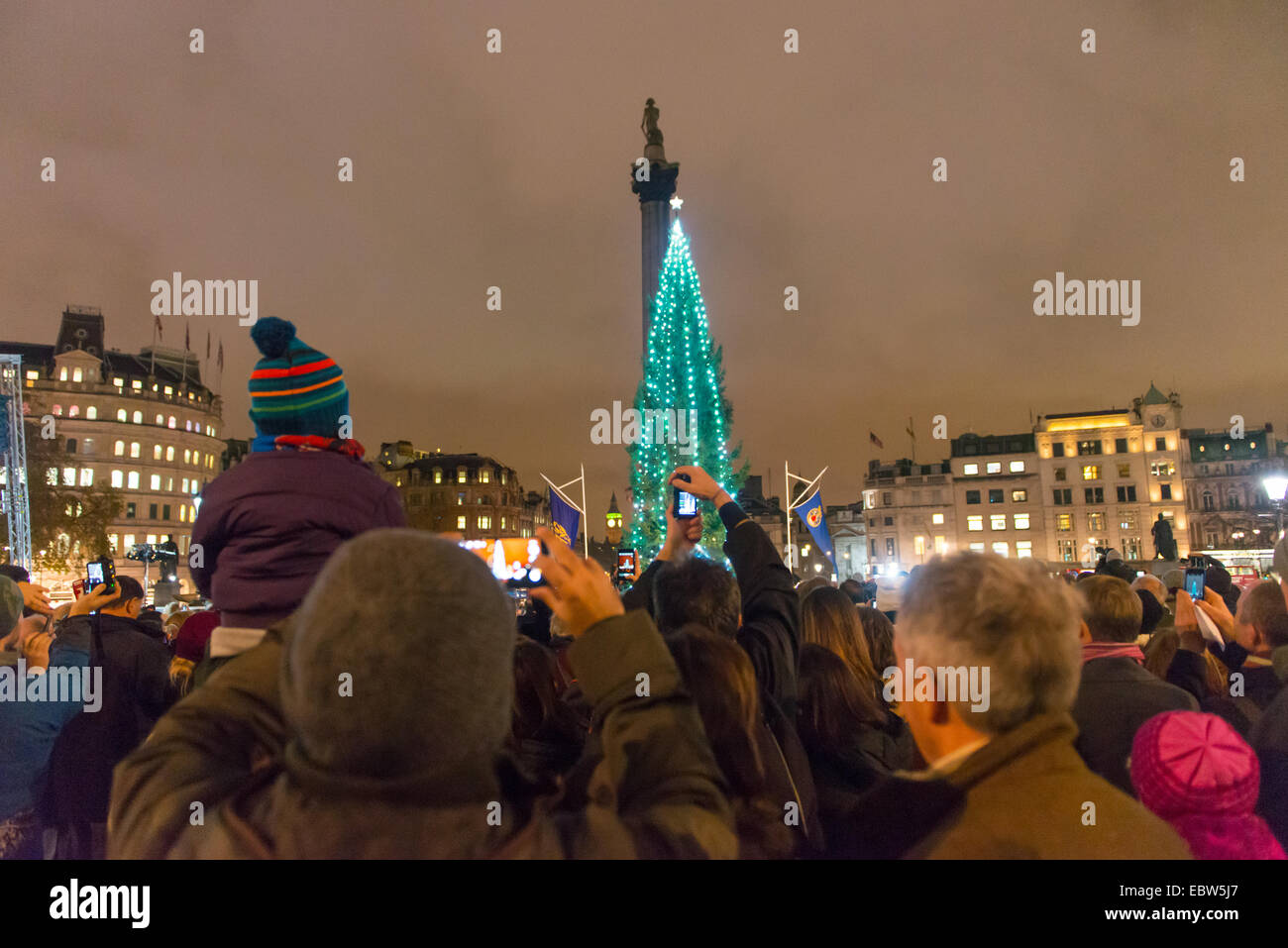 Trafalgar Square, Londra, Regno Unito. Il 4 dicembre 2014. L'albero di Natale in Trafalgar Square ha le sue luci accese. La struttura ad albero è un tradizionale dono del popolo della Norvegia in gratitudine per il contributo fornito alla Norvegia dalla Gran Bretagna nella Seconda Guerra Mondiale. Credito: Matteo Chattle/Alamy Live News Foto Stock