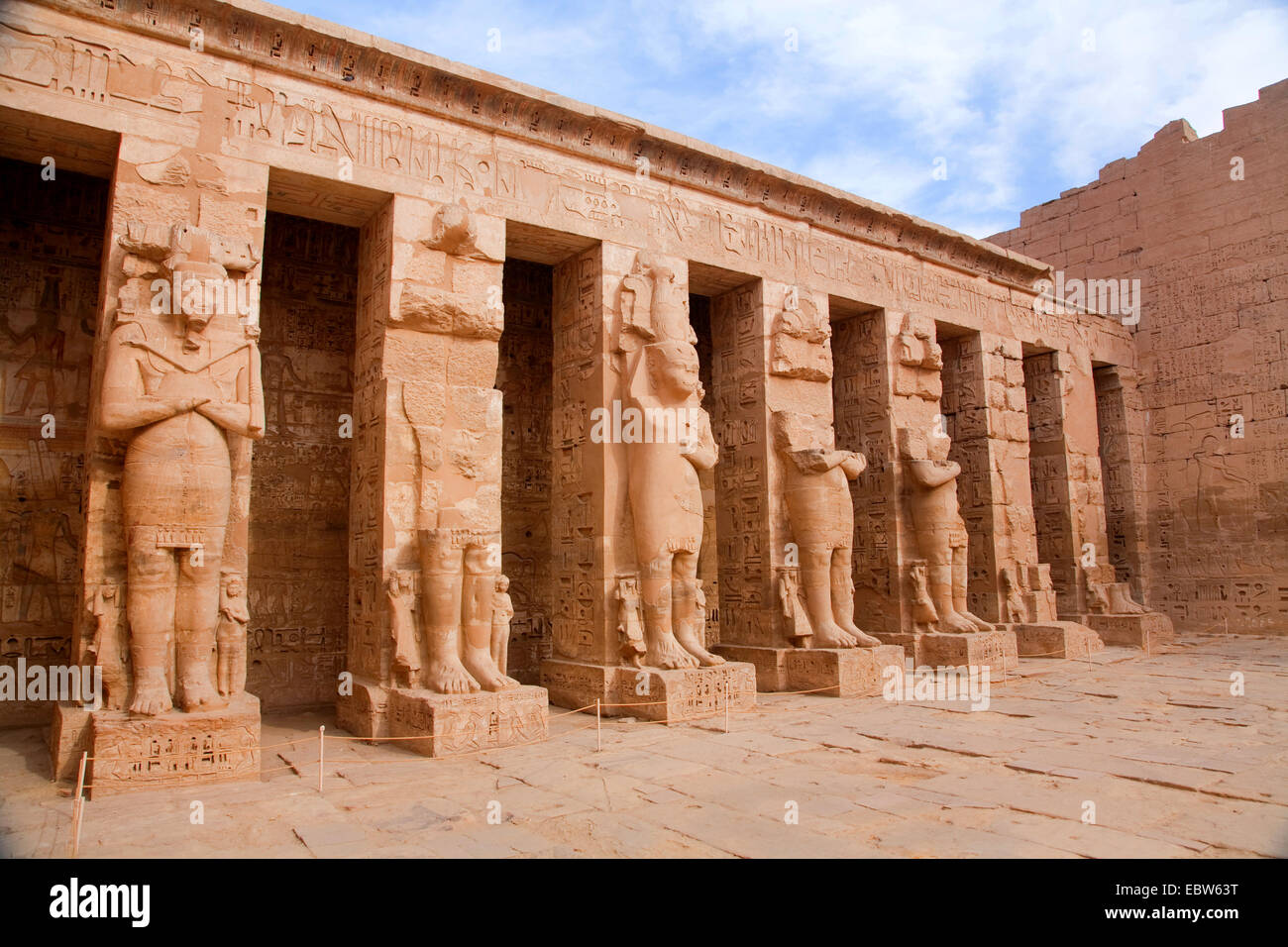 Sette colonne a forma di dio egiziano Osiris nel tempio mortuario di Ramesse III, Medinet Habu, Egitto, Theben-West, Luxor Foto Stock