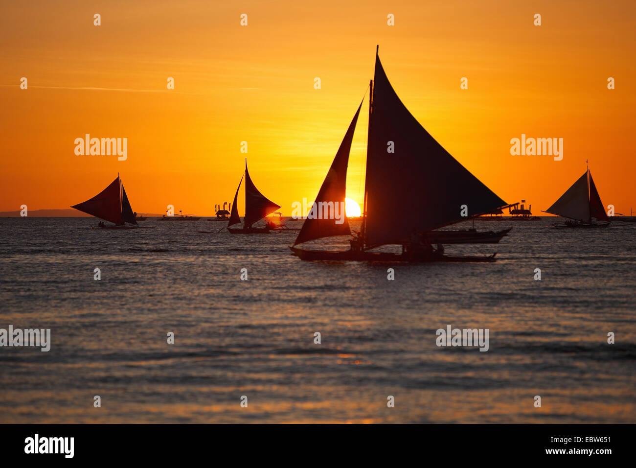 Barche a vela di fronte al tramonto, Filippine, Boracay Foto Stock