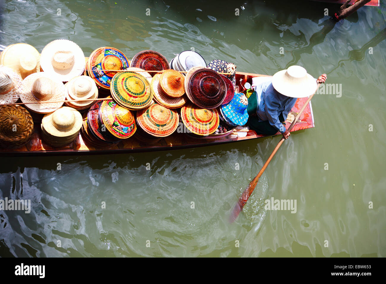 Barca con cappelli al tradizionale Mercato Galleggiante di Damnoen Saduak , della Thailandia, Bangkok Foto Stock