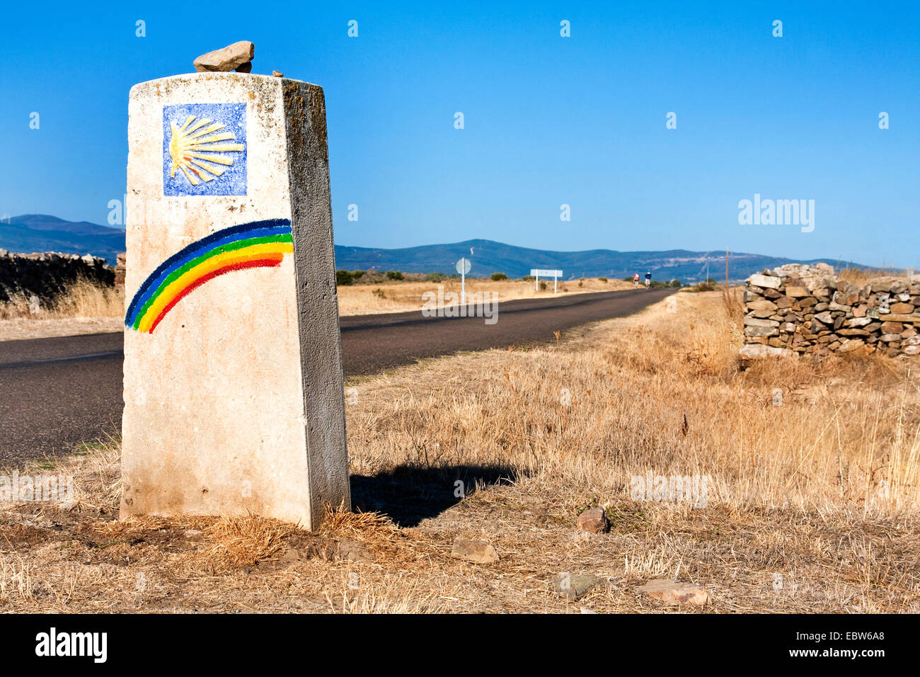 Guidepost di arcobaleno un pellegrino la shell, Spagna, Kastilien und Le¾n Foto Stock