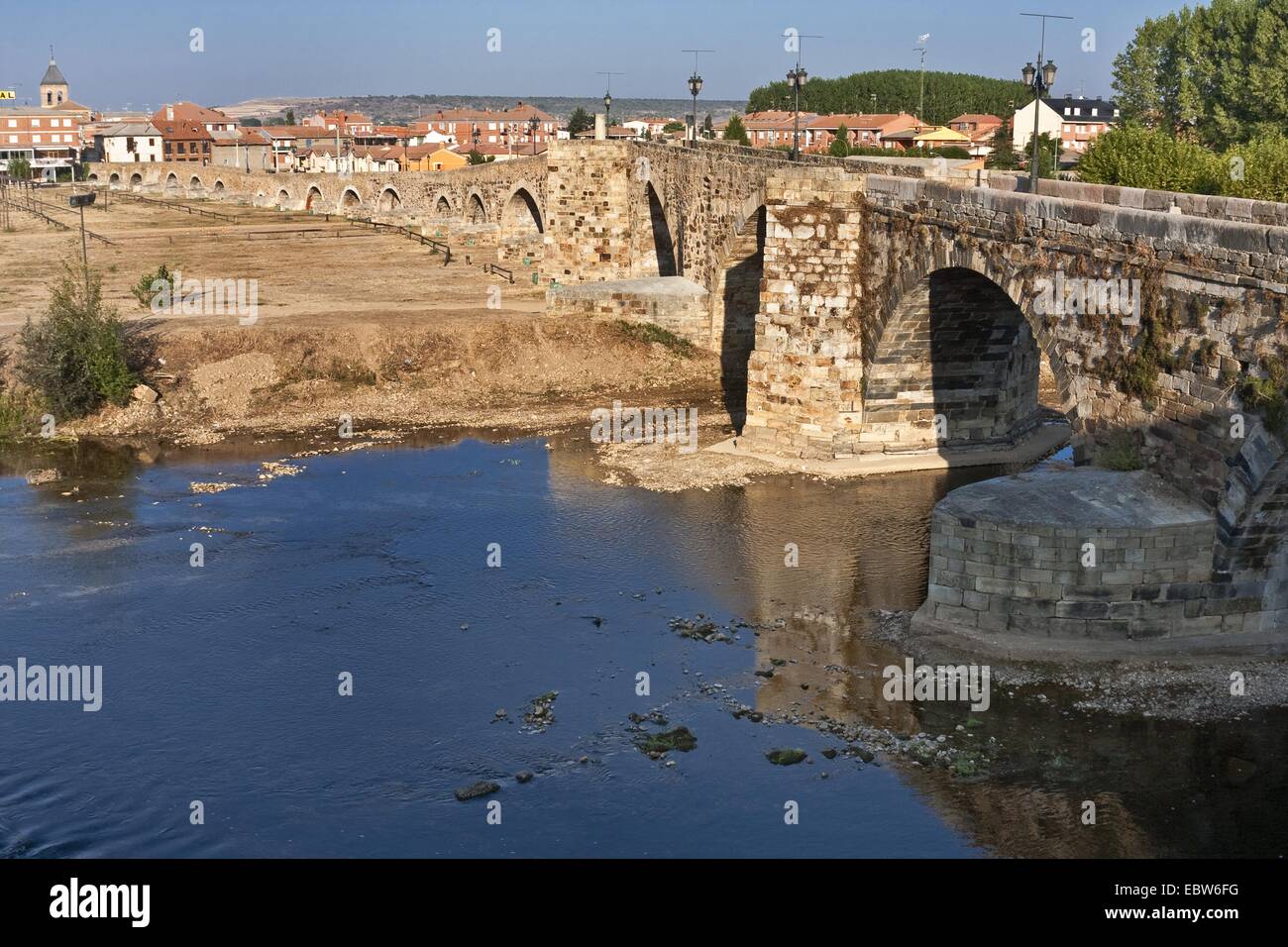 Ponte medievale 'Puente de Ërbigo' al sole del mattino (con i suoi 20 archi il più lungo ponte sul Camino FrancÚs), Spagna, Kastilien und Le¾n, Hospital de Ërbigo Foto Stock