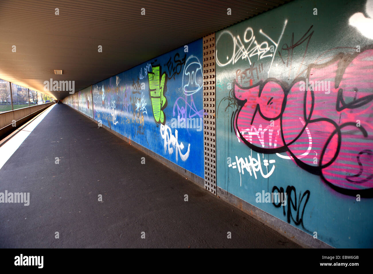 Via pedonale e cycleway sotto Stephani Bridge, Germania, Brema Foto Stock