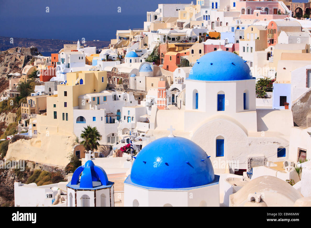 Città greca Oia con blue case a cupola, Grecia SANTORINI, CICLADI, Oia Foto Stock