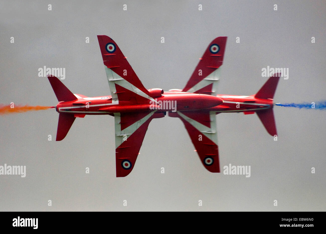 Due piani da un squadrone di acrobazia aerea nel cielo di eiezione in fumo i colori della Union Jack, Regno Unito, Scozia Foto Stock