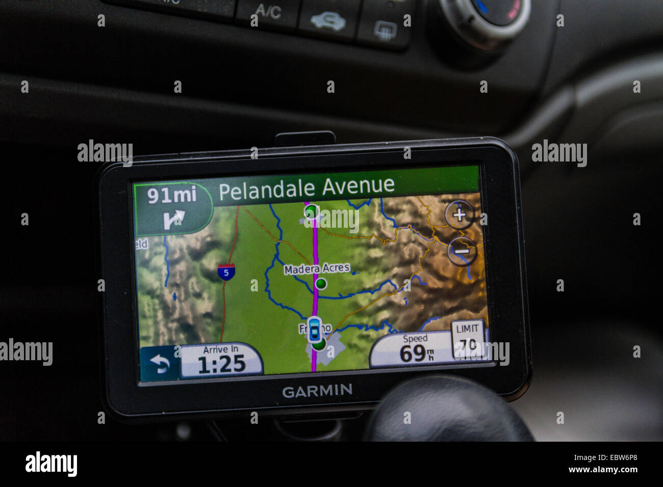 Un Garmin GPS portatile unità per utilizzo in auto Foto stock - Alamy