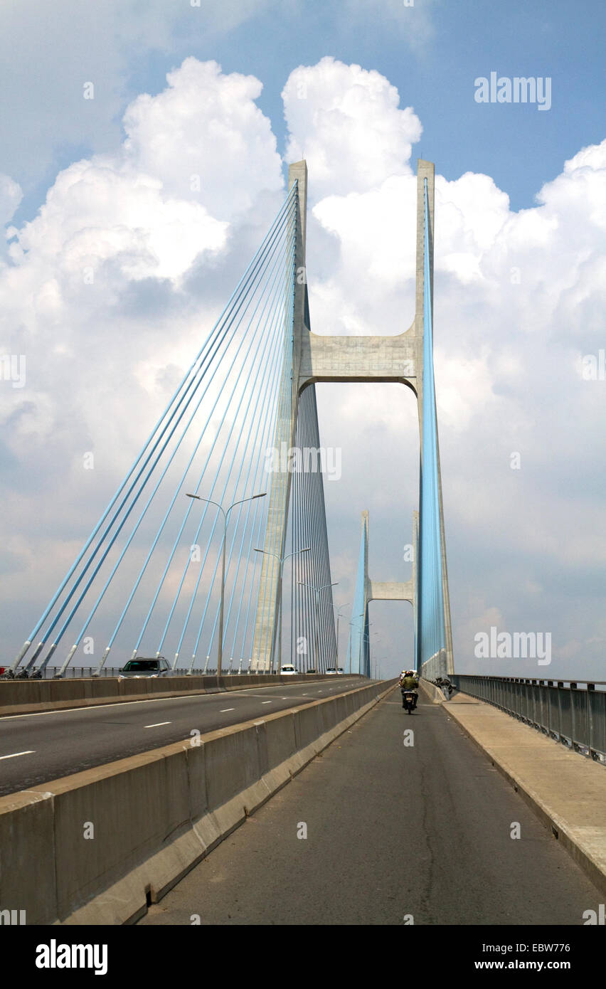 Phu My Bridge è un cavo-alloggiato ponte stradale sul fiume Saigon in Ho Chi Minh City, Vietnam. Foto Stock