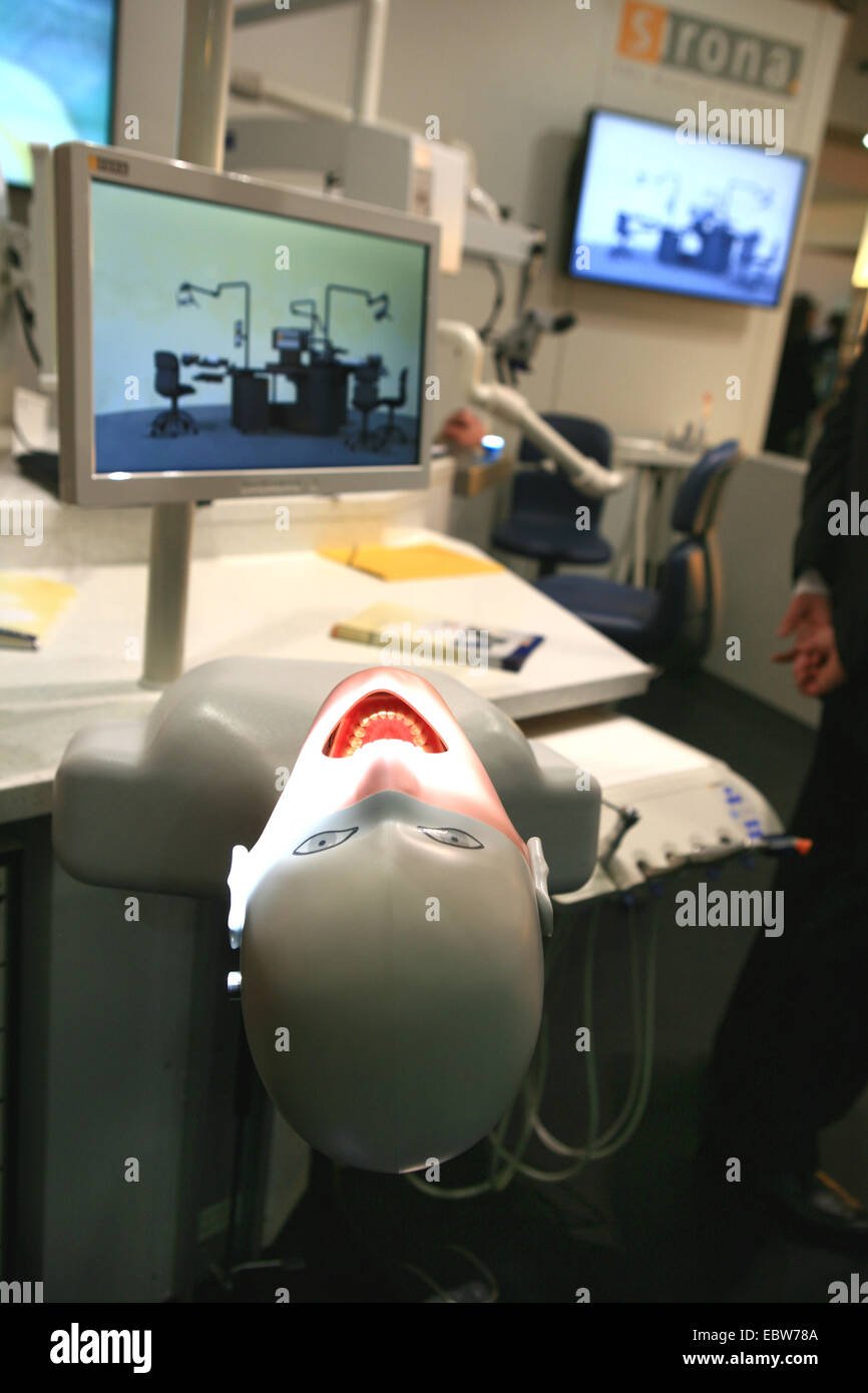 Fantoccio di un paziente in un computer-assisted pratica dentistica Foto Stock