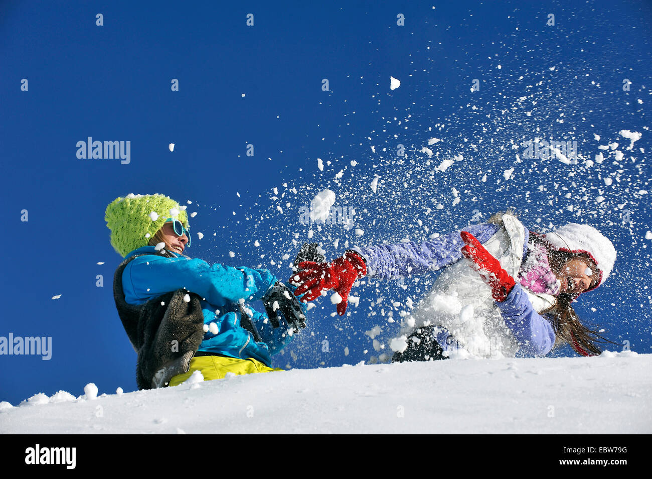 Due giovani ragazze frolicly combattimenti nella neve, Francia Foto Stock