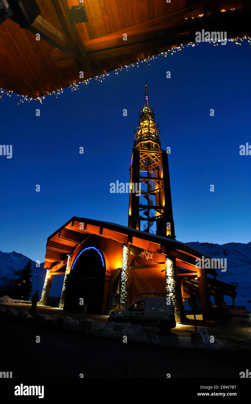 Chiesa moderna in una stazione sciistica in illuminazione serale, Francia, Savoie, Les MÚnuires Foto Stock