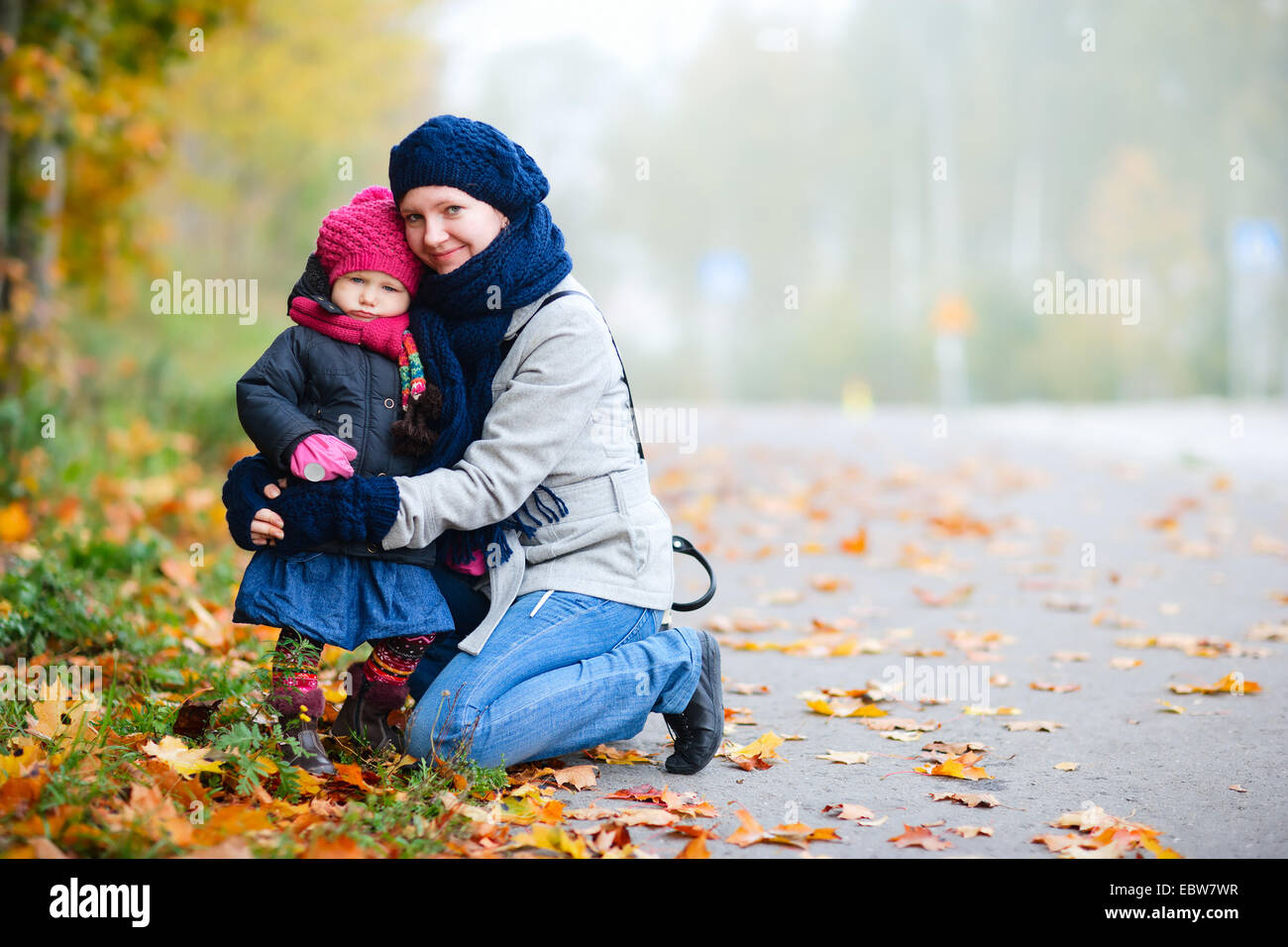 Giovane madre con la sua piccola figlia in autunno Foto Stock