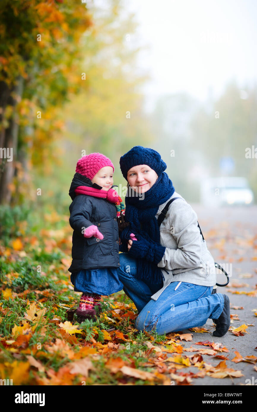 Giovane madre con la sua piccola figlia in autunno Foto Stock