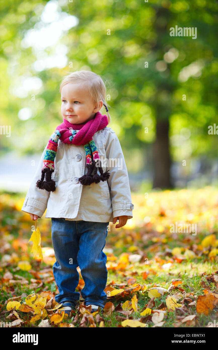 Bambina in autunno Foto Stock