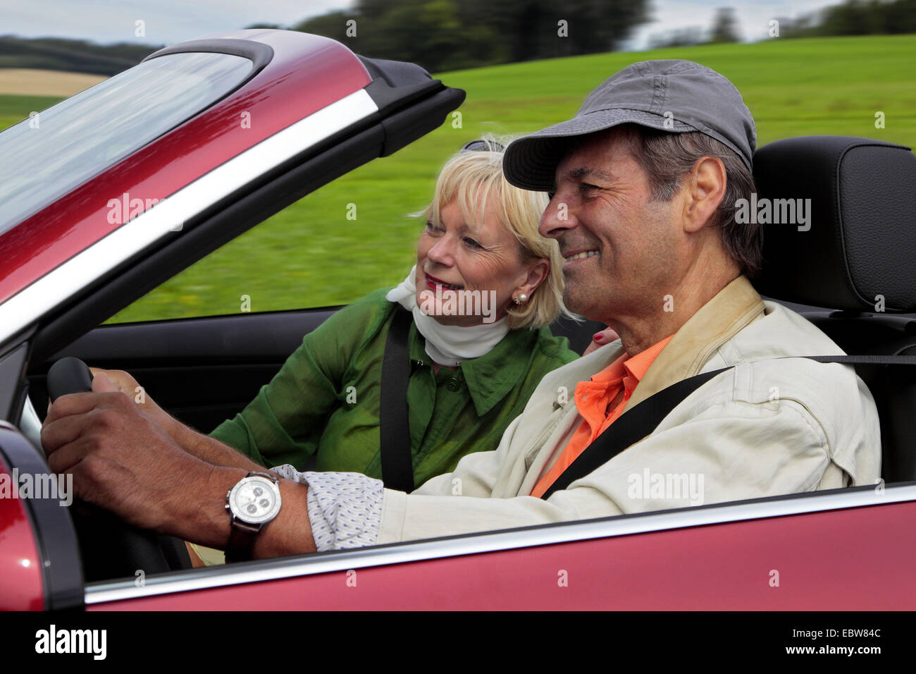 Per gli anziani in una cabriolet Foto Stock