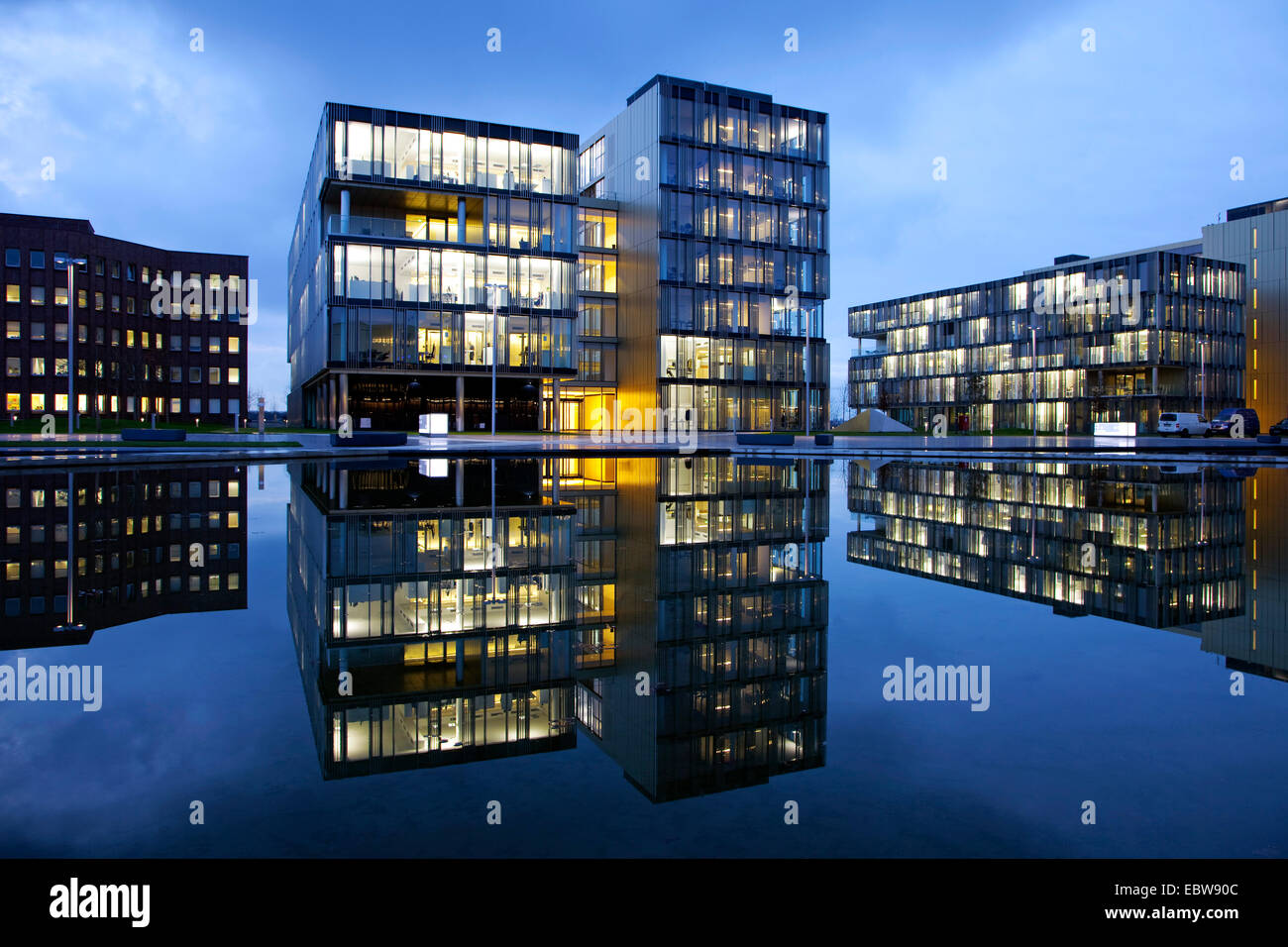 ThyssenKrupp la sede aziendale in Twilight, in Germania, in Renania settentrionale-Vestfalia, la zona della Ruhr, Essen Foto Stock
