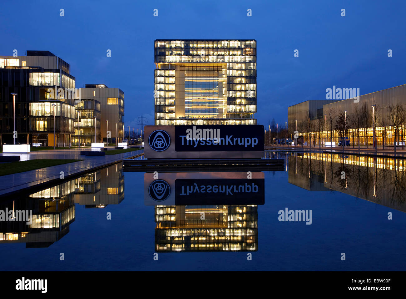 ThyssenKrupp la sede aziendale in Twilight, headquater Q1, in Germania, in Renania settentrionale-Vestfalia, la zona della Ruhr, Essen Foto Stock