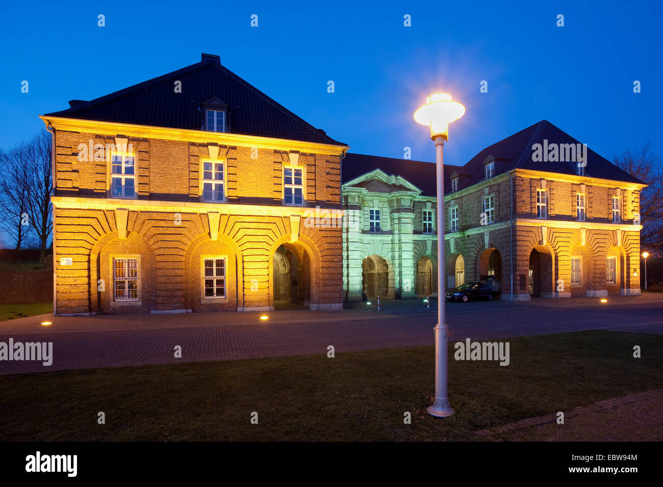 Ingresso illuminato a Wesel cittadella nel crepuscolo, in Germania, in Renania settentrionale-Vestfalia, la zona della Ruhr, Wesel Foto Stock