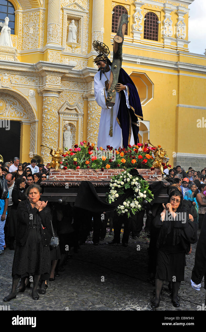 Processione religiosa, le donne che trasportano una statua di Gesù, Guatemala, Antiqua Foto Stock
