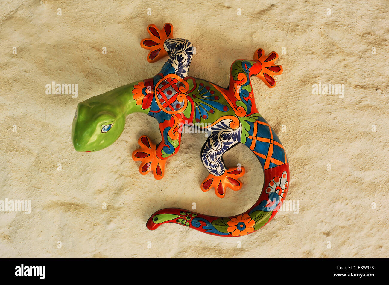 Colorato decorativo gecko di porcellana in corrispondenza di una parete di un motel, Messico, Cancun Foto Stock