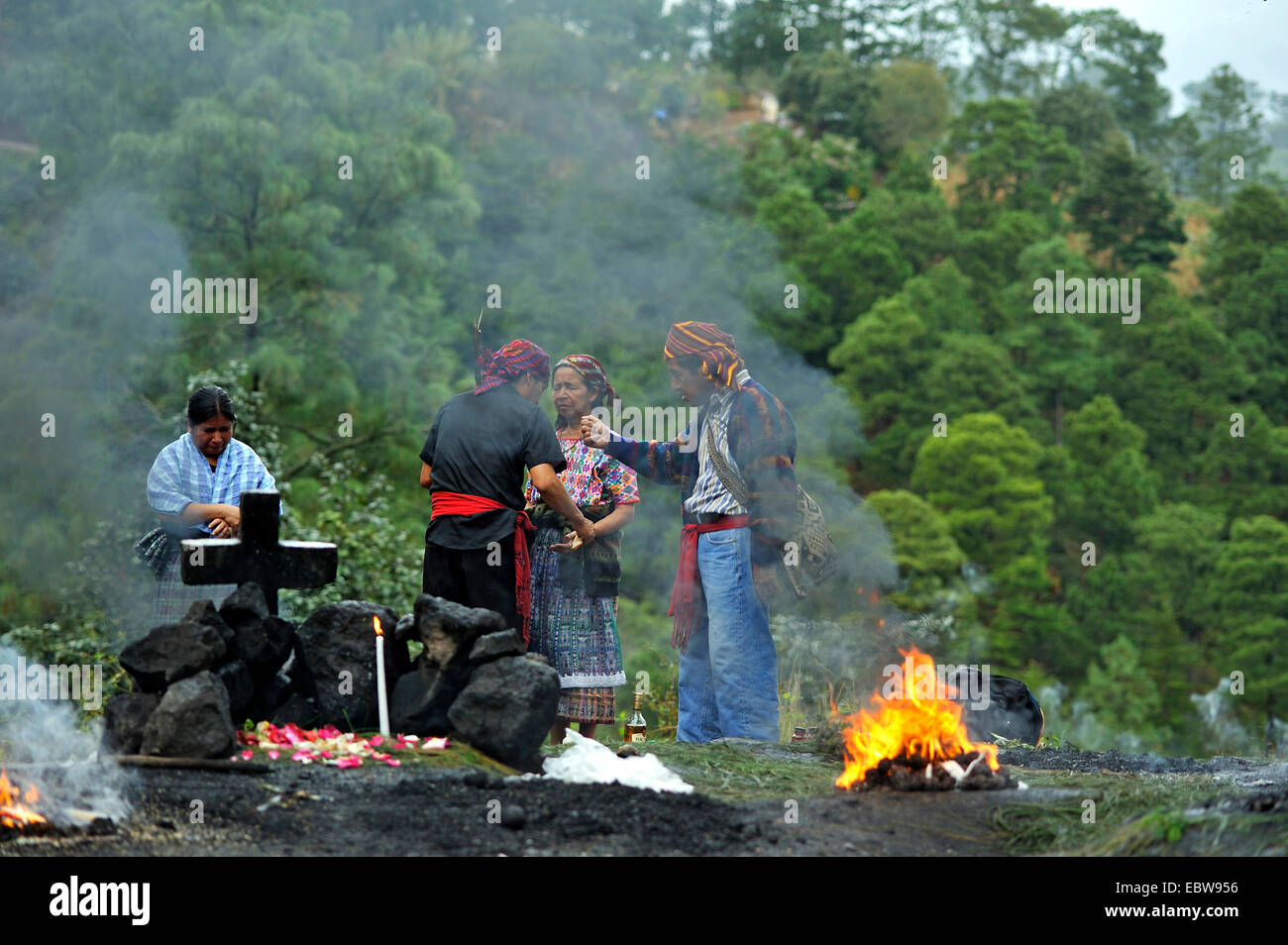 Gruppo di persone a un sciamanica rituale su una collina, Guatemala, Pascual Abaj, Chichicastenango Foto Stock