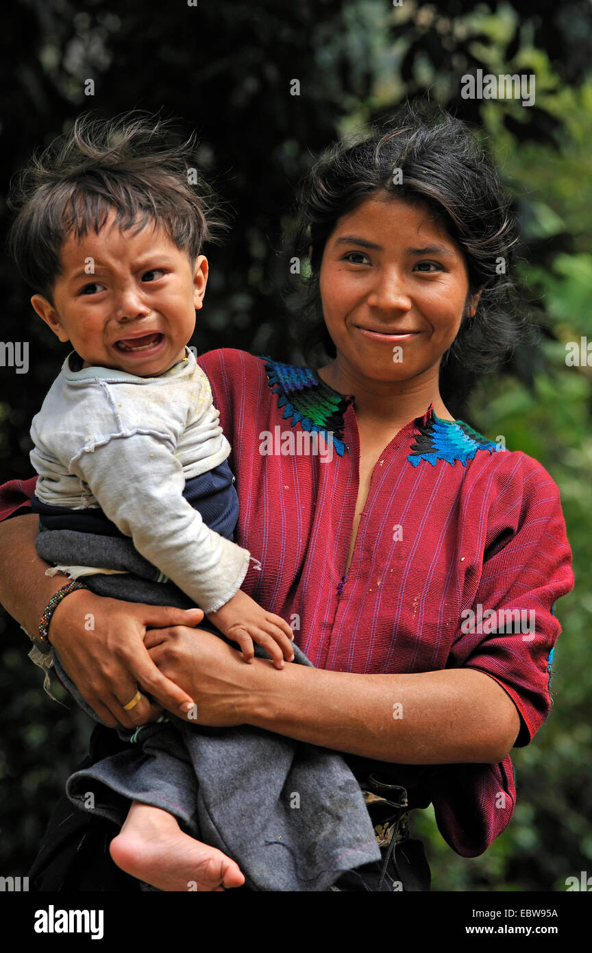 Giovane donna con il bambino sul suo braccio, Guatemala, lago Atitlan Foto Stock