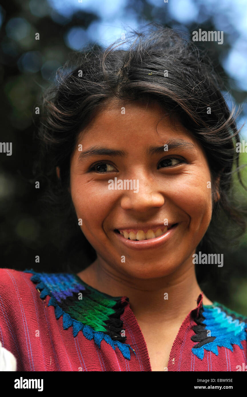 Ritratto di una giovane donna, Guatemala, lago Atitlan Foto Stock