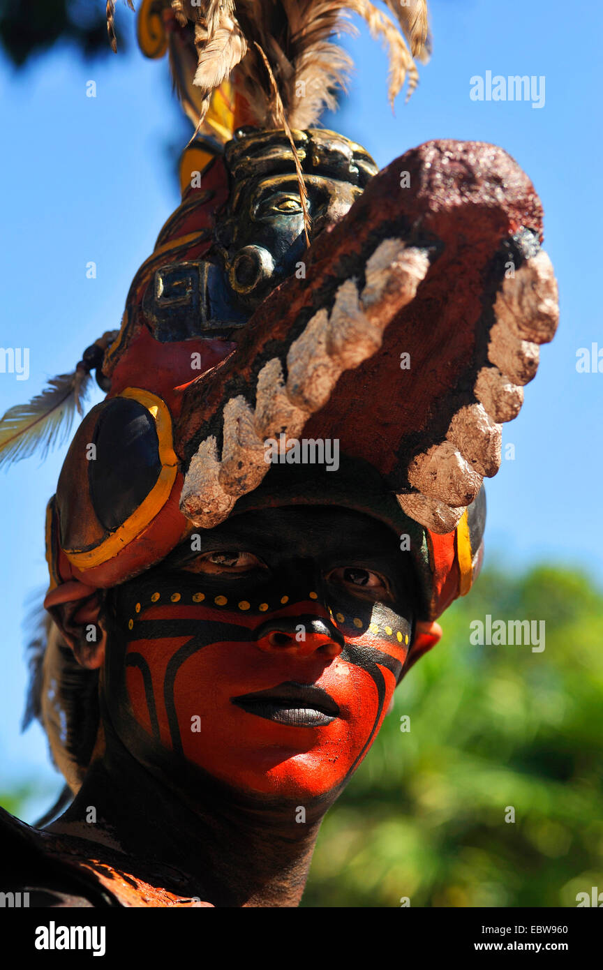 Ritratto di un indiano in abito tradizionale di un sacerdote Maya, Messico, Yucatan Foto Stock