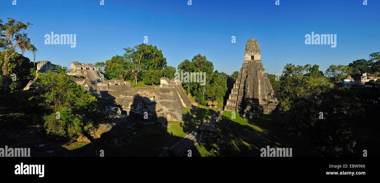La piazza principale della città maya di Tikal, Guatemala, Tikal Foto Stock