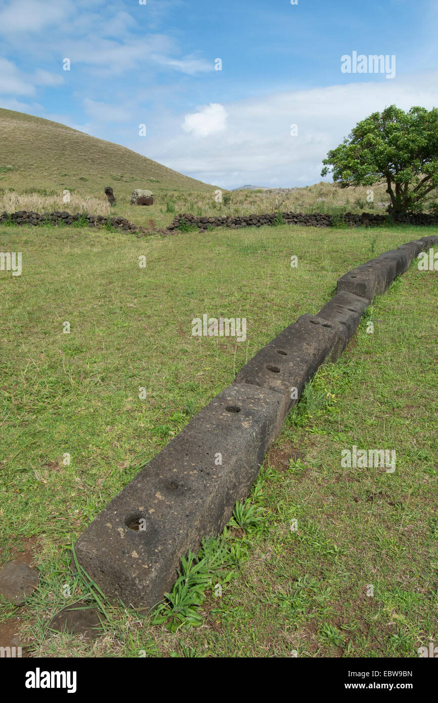 Cile, l'Isola di Pasqua. Parco Nazionale di Rapa Nui, Anakena. Antica pietra vulcanica blocchi utilizzati per la costruzione del rifugio. Foto Stock