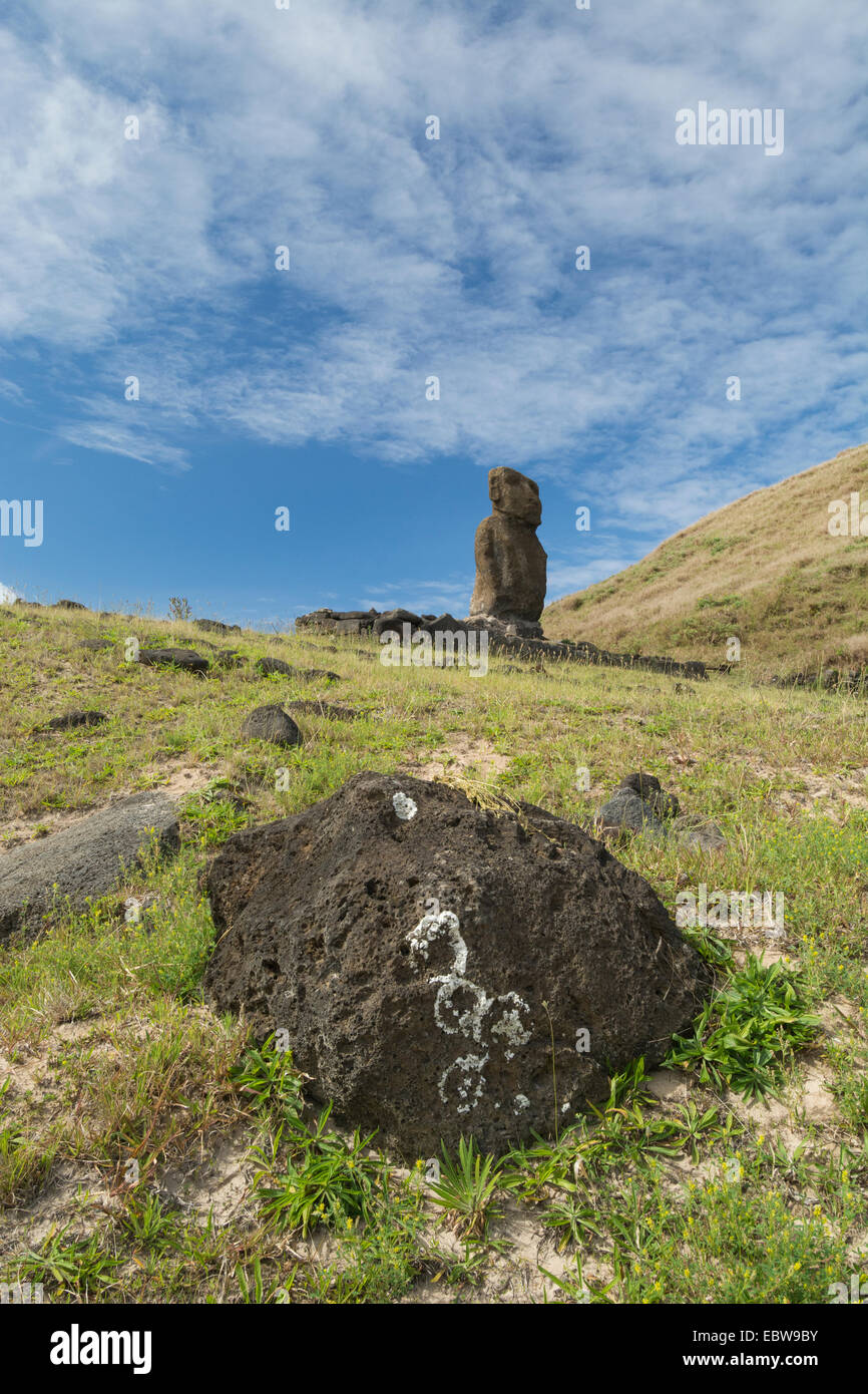 Isola di Pasqua aka Rapa Nui. Rapa Nui NP, Anakena & Ahu Nau Nau. Importante altare storico con singolo moai statua sulla collina. Foto Stock